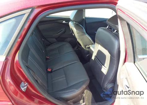 2014 Ford Focus Titanium z USA, uszkodzony, nr VIN 1FADP3J25EL240493